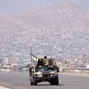 Combatientes talibanes patrullan en un vehículo blindado en el aeropuerto de Kabul el 13 de septiembre de 2021. (Foto de Karim SAHIB / AFP) /