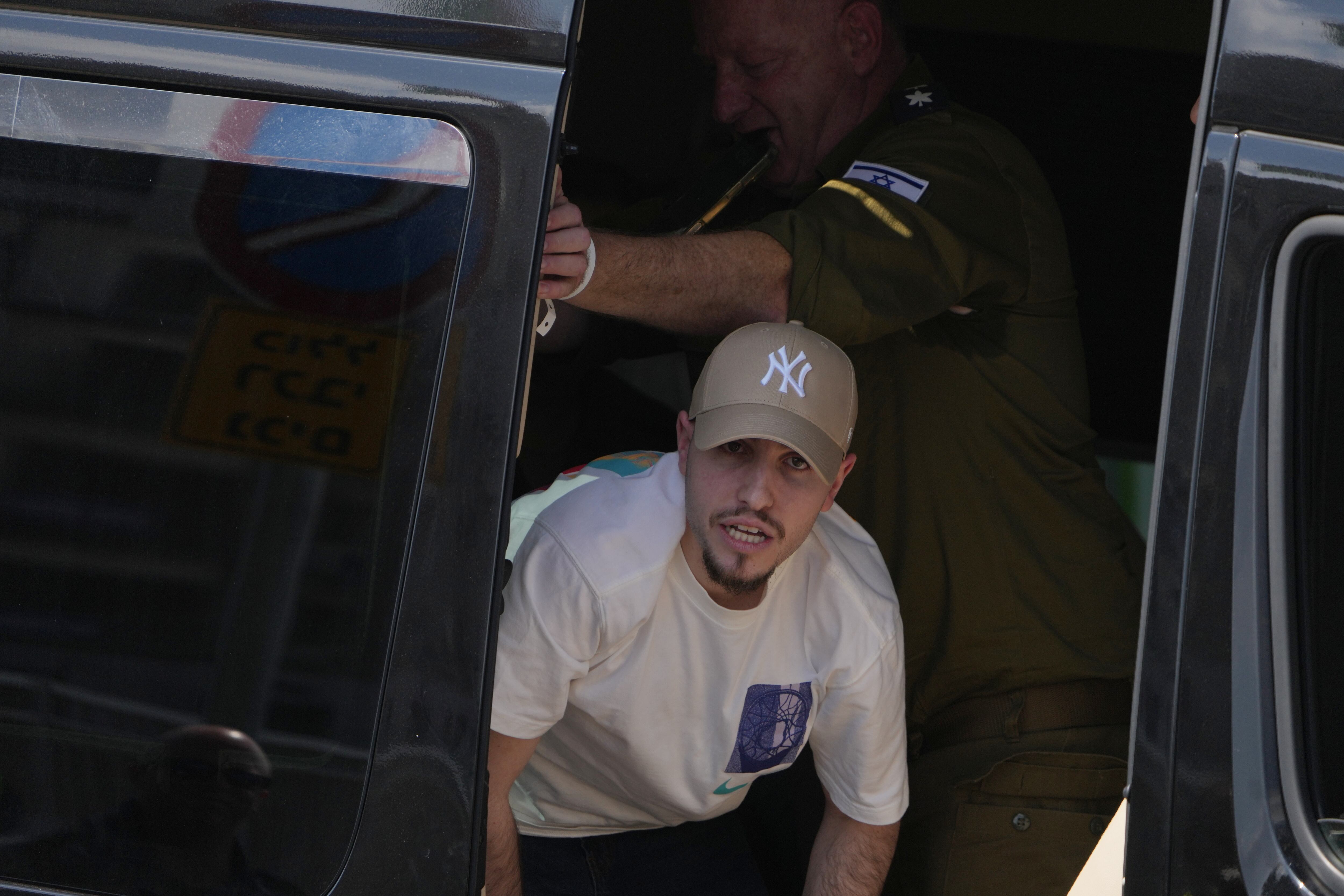El rehén israelí liberado, Eitan Mor, aparece desde una camioneta a su llegada al Hospital Beilinson en Petah Tikva, Israel, tras ser liberado del cautiverio de Hamas en la Franja de Gaza.