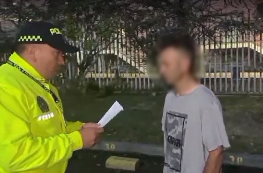 Este es el momento en el que los investigadores le leen los derechos al capturado.