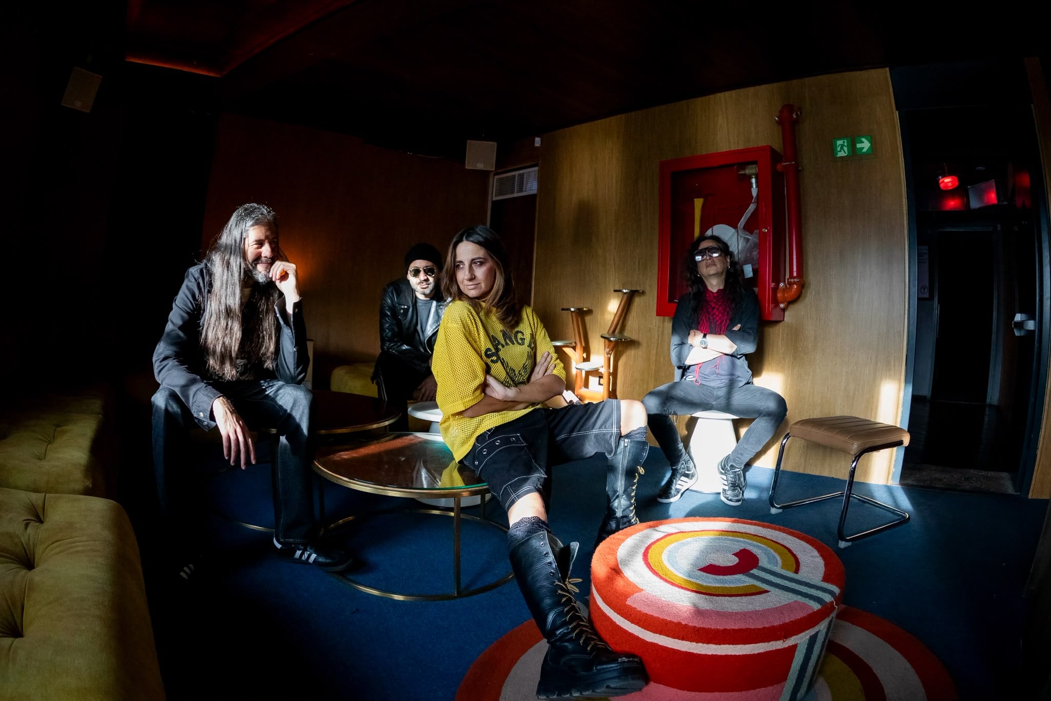 La banda nació en Bogotá, en 2008, creció dentro de la escena independiente de la ciudad y construyó su identidad a partir de la combinación de punk, metal, rock y electrónica.