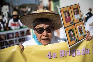 La mexicana María Herrera, quien busca a cuatro hijos desaparecidos, sostiene sus retratos durante una marcha como parte de las actividades de la Cuarta Brigada Nacional de Búsqueda, en Huitzuco de los Figueroa, Guerrero. estado, México. - María Herrera vivió una vida feliz vendiendo ropa en un mercado de México, hasta que cuatro de sus hijos desaparecieron en dos incidentes, en medio de una incesante ola de violencia. Ahora es una "fiera" que busca las huellas de sus hijos y un emblema para miles de familiares de desaparecidos. (Foto de Pedro PARDO / AFP)