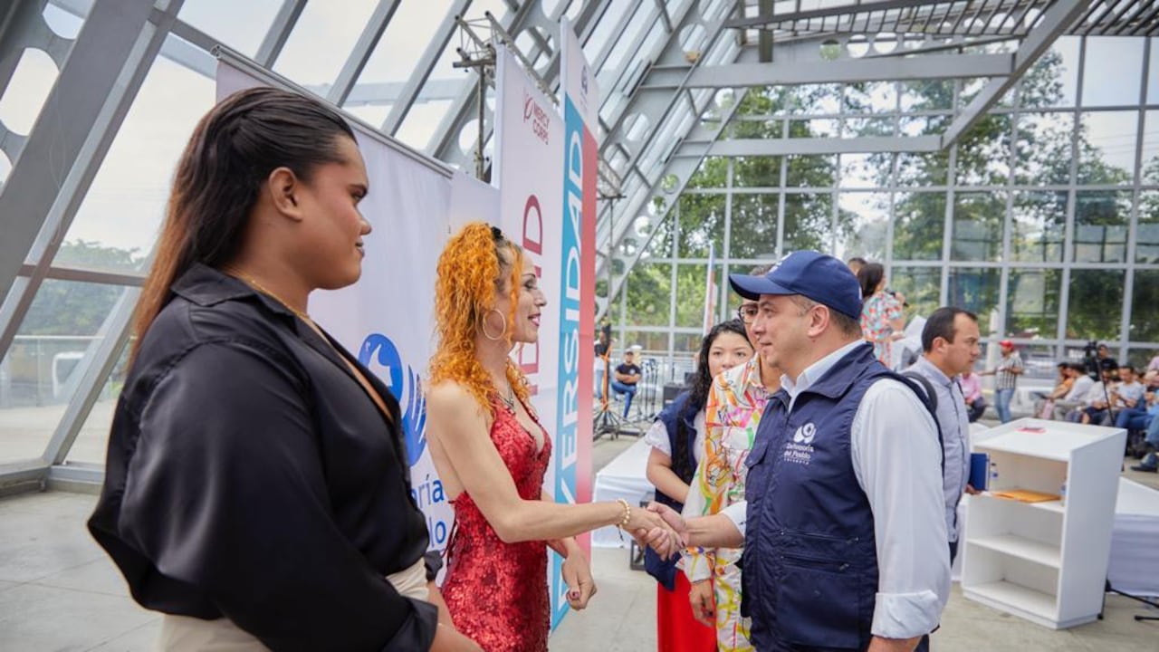Defensor del Pueblo se reúne con la comunidad LGTBI.