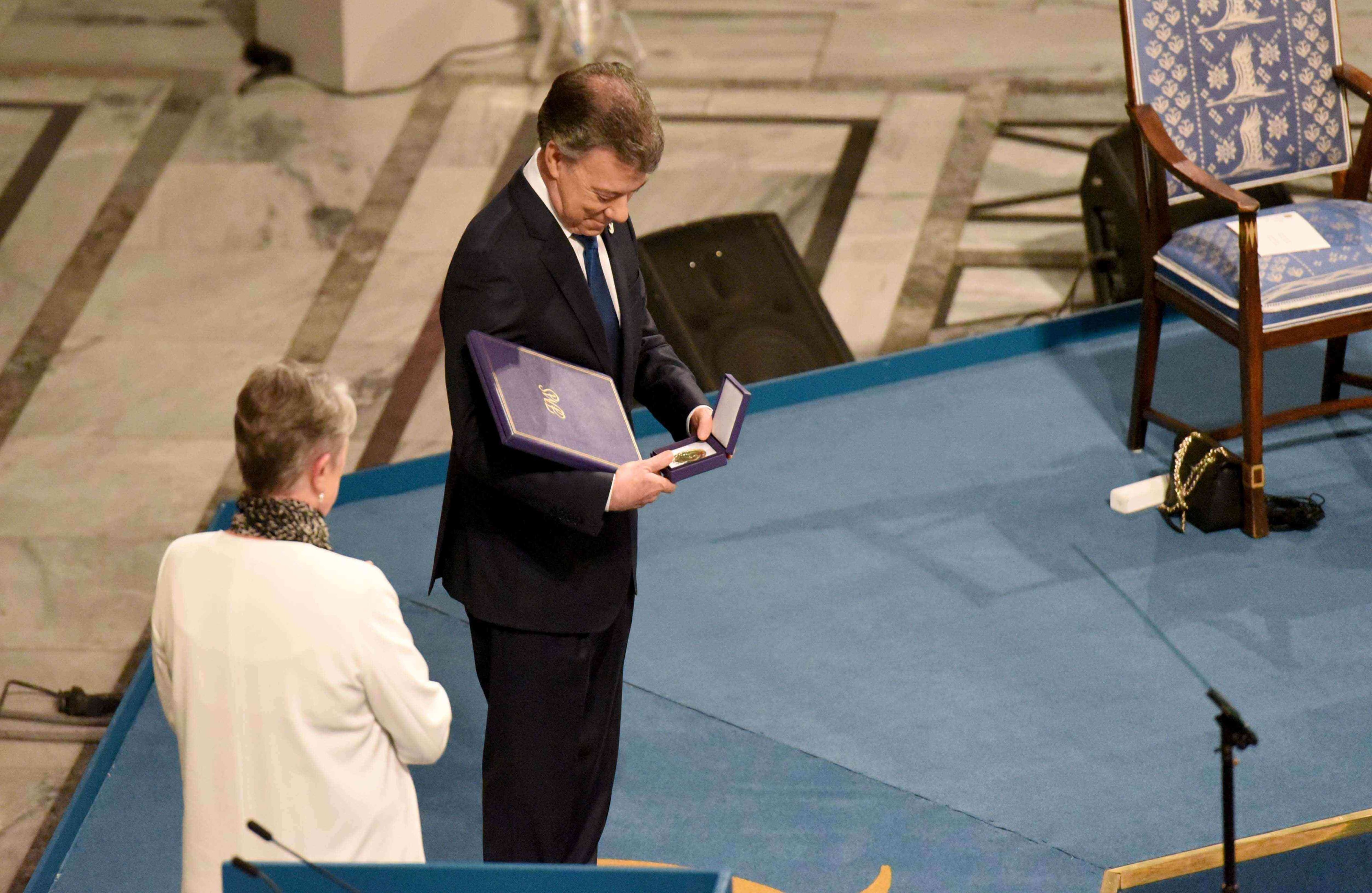 Juan Manuel Santos y la moneda del Nobel 