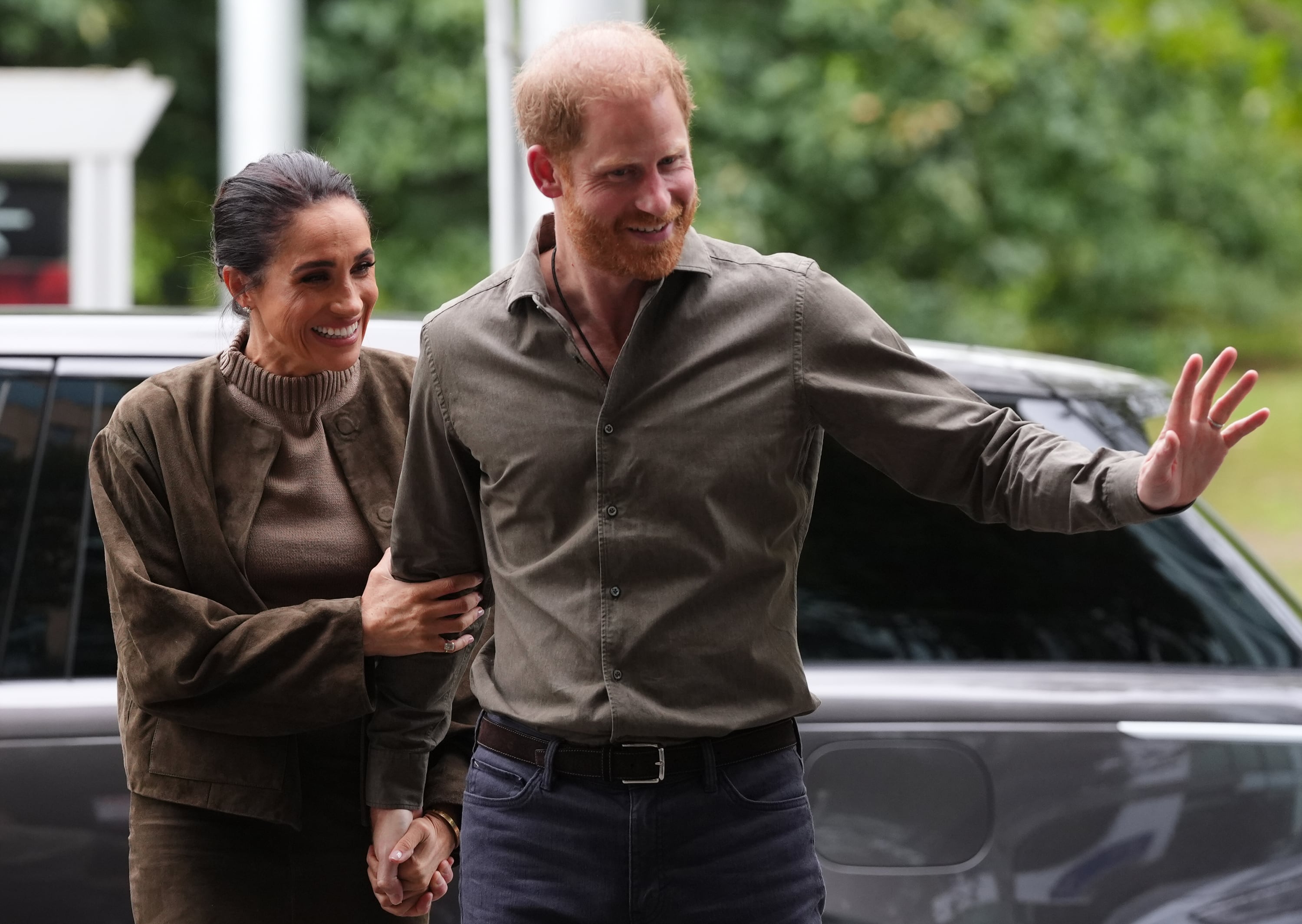 A diferencia de otras ocasiones, en esta visita Meghan Markle acompañó al príncipe Harry para que sus hijos pudieran compartir tiempo con su abuelo, el rey Carlos III.