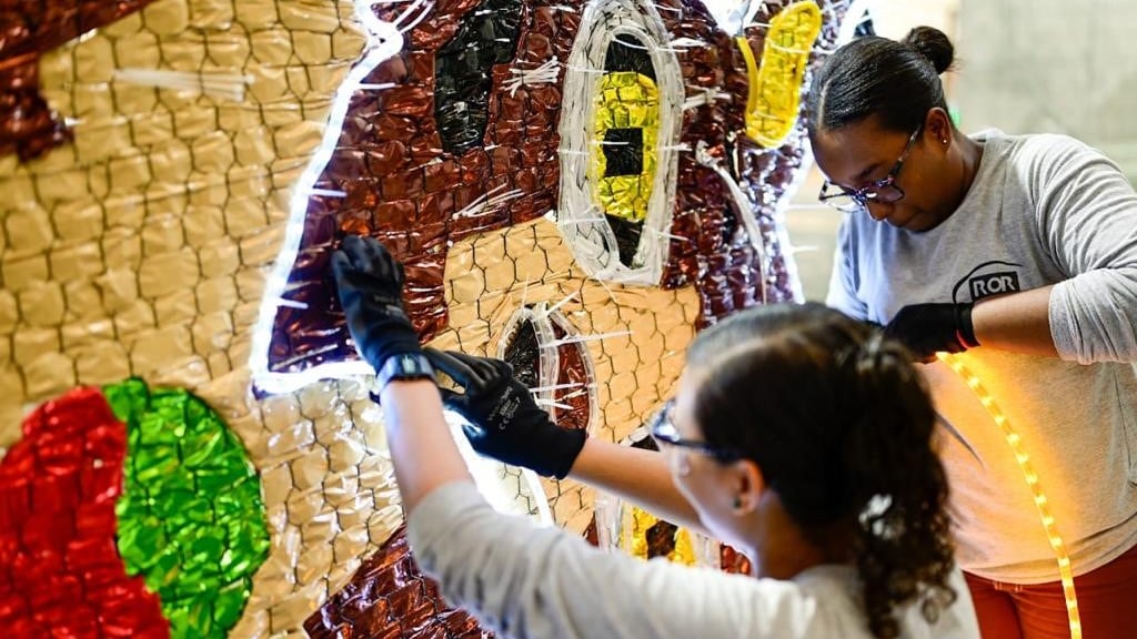 Creación de los adornos que se instalarán en calles de Cartagena.