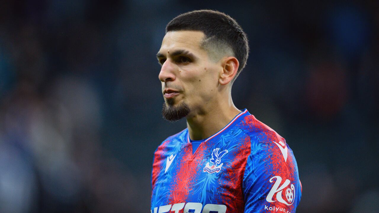 Daniel Muñoz renovó con Crystal Palace pero su futuro sería incierto.