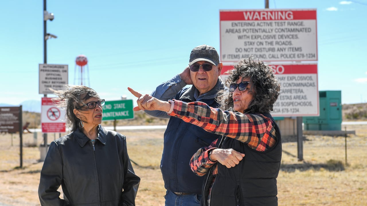 De izquierda a derecha: Louisa Lopez, Wesley Burris y Tina Cordova hablan frente a la entrada del White Sands Missile Range, en febrero de 2024.