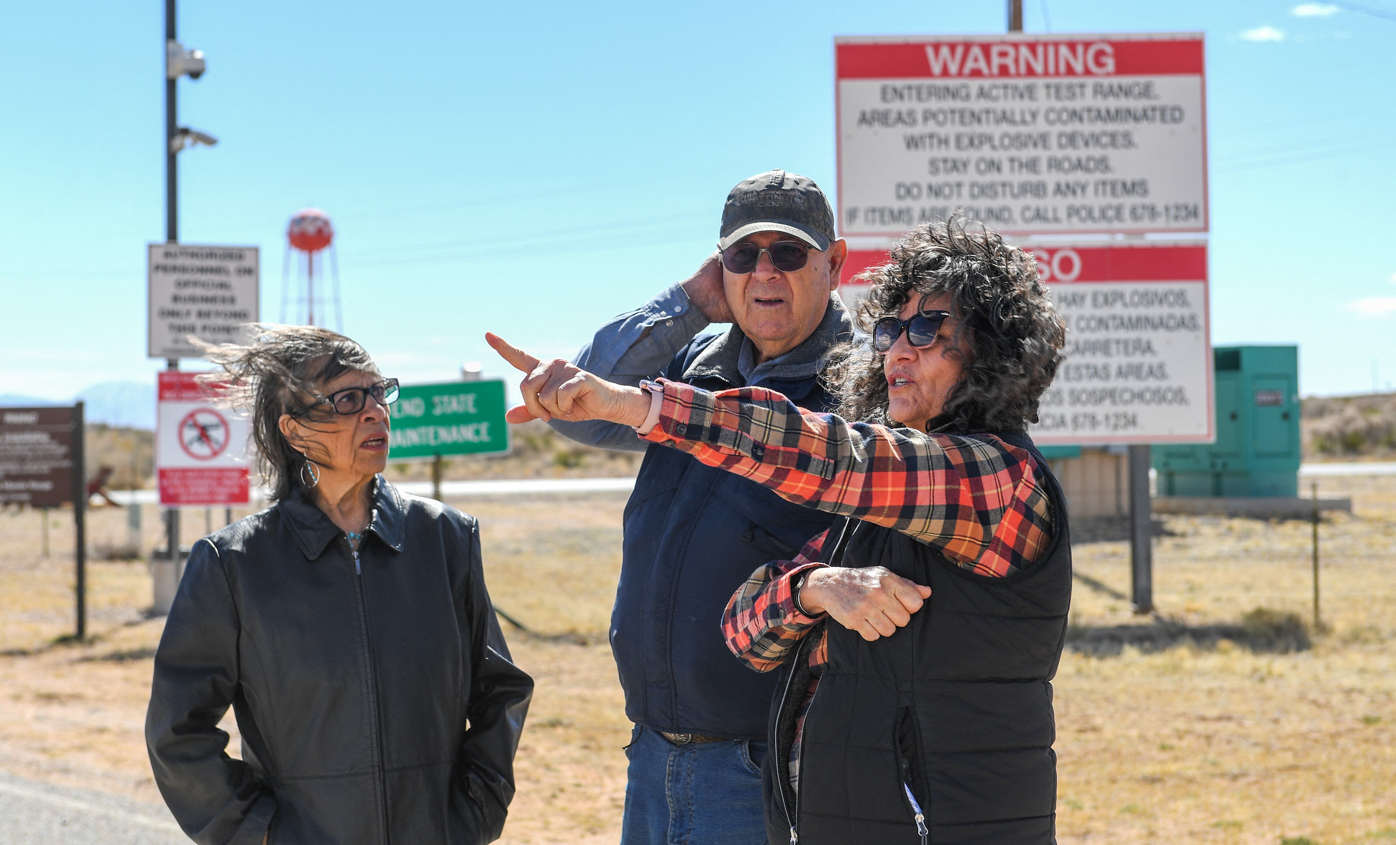 De izquierda a derecha: Louisa Lopez, Wesley Burris y Tina Cordova hablan frente a la entrada del White Sands Missile Range, en febrero de 2024.