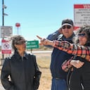 De izquierda a derecha: Louisa Lopez, Wesley Burris y Tina Cordova hablan frente a la entrada del White Sands Missile Range, en febrero de 2024.