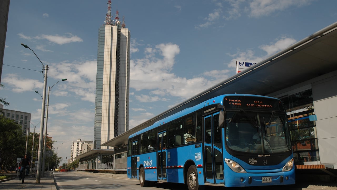 Bus del MIO en la estación Torre de Cali.