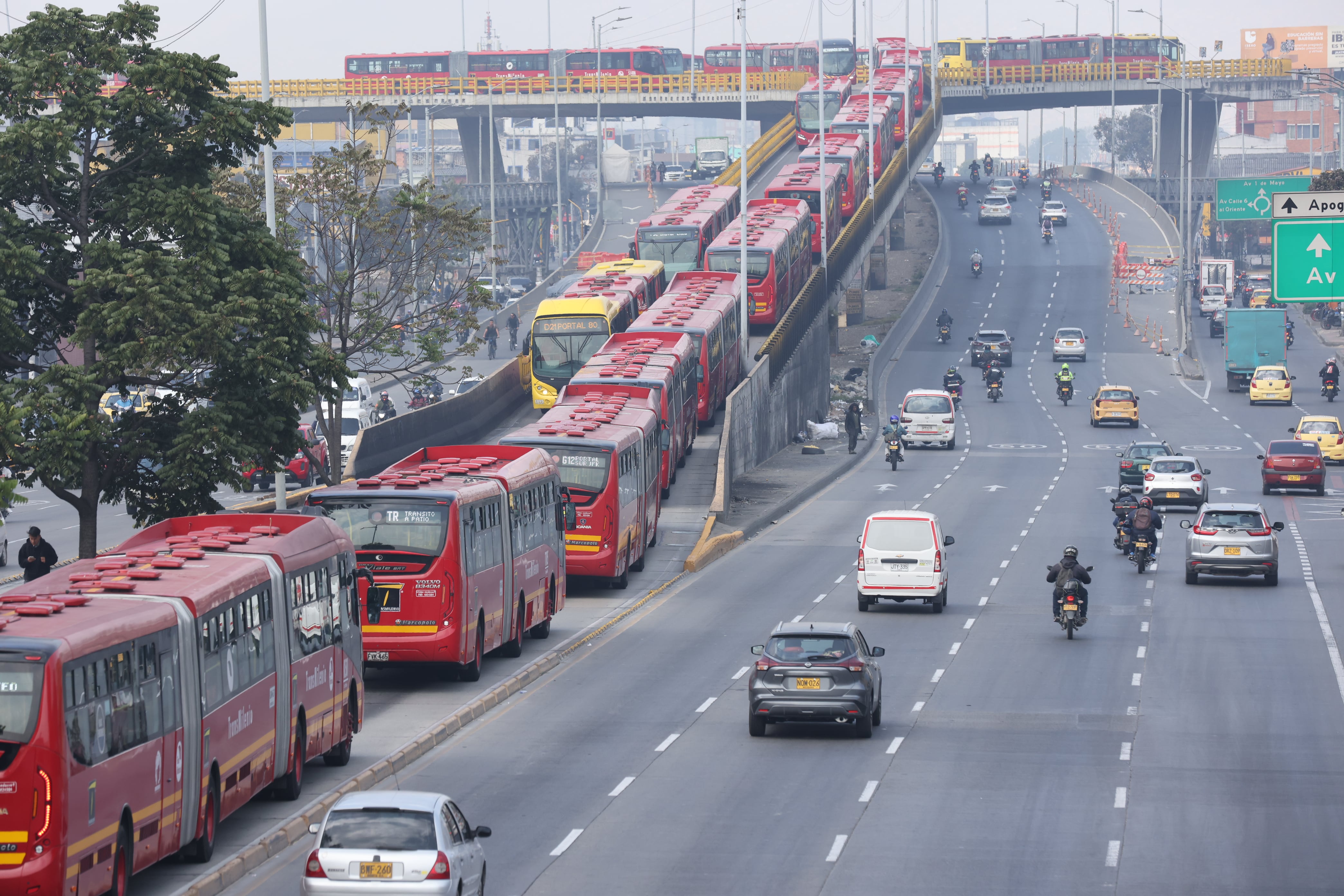 Paro de transportadores y camioneros en Estación molinos de transmilenio y Caravaca con 51 sur
