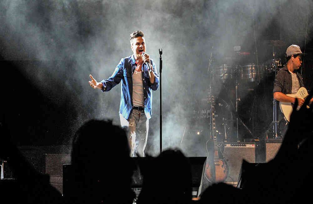 Silvestre Dangond canta en medio de un fuerte aguacero y al amanecer del domingo 29 de abril de 2017, en el Parque de la Leyenda Vallenata en Valledupar, durante el 50 Festival de la Leyenda Vallenata que al celebrarse el medio siglo de su creación rinde homenaje a sus fundadores Consuelo Araújo Noguera, Rafael Escalona y Alfonso López Michelsen. Foto: Carlos Julio Martínez / Enviado Especial de Semana 