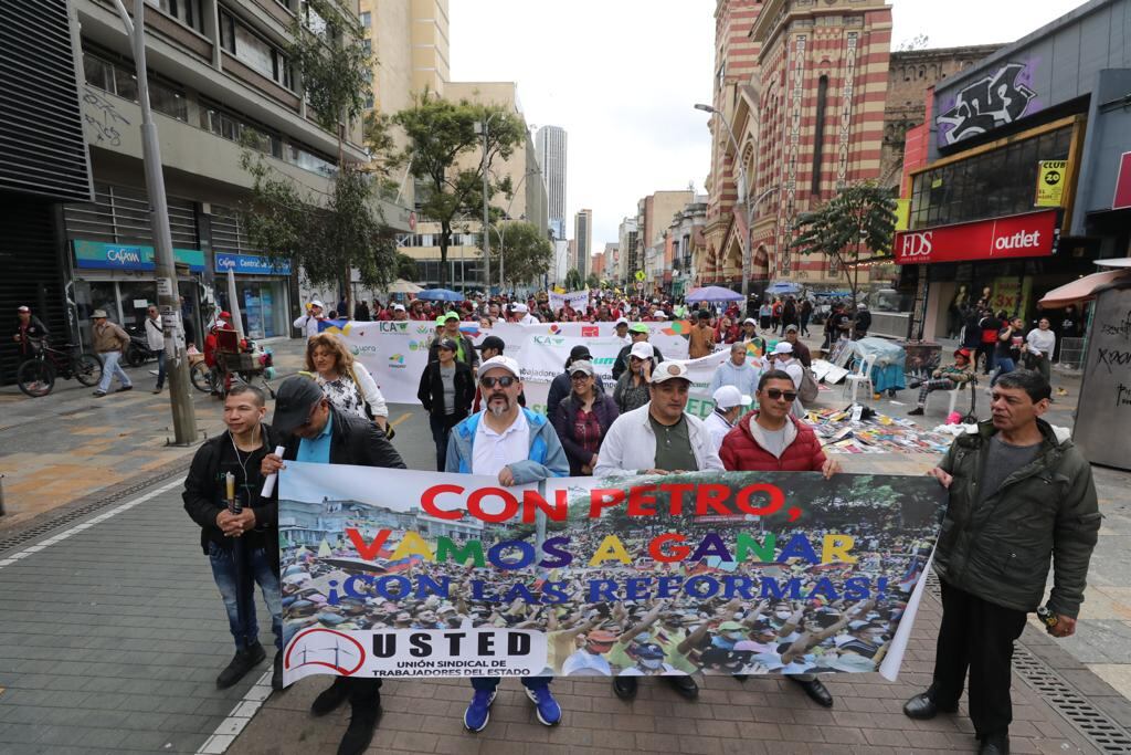 Marchas hacia la plaza de armas y plaza de Bolívar en Bogotá