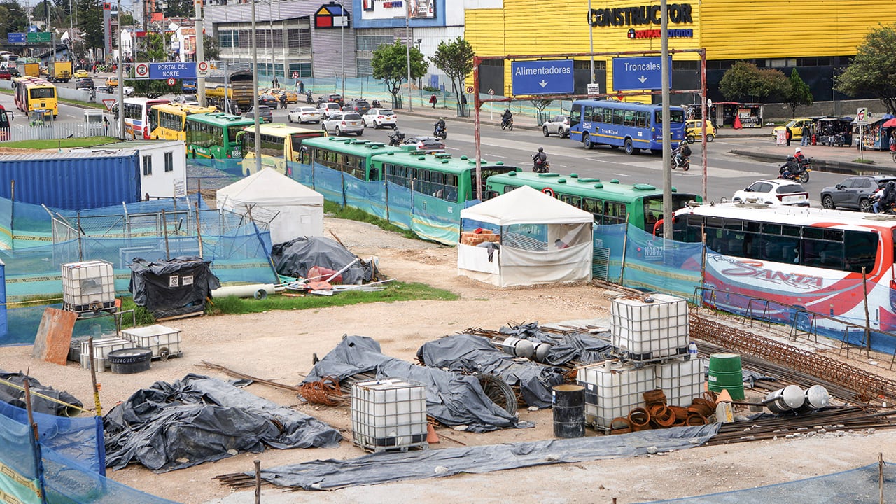 Puente peatonal inconcluso calle 174 autopista norte Bogotá
Octubre 16 del 2026
Foto Guillermo Torres Reina - SEMANA