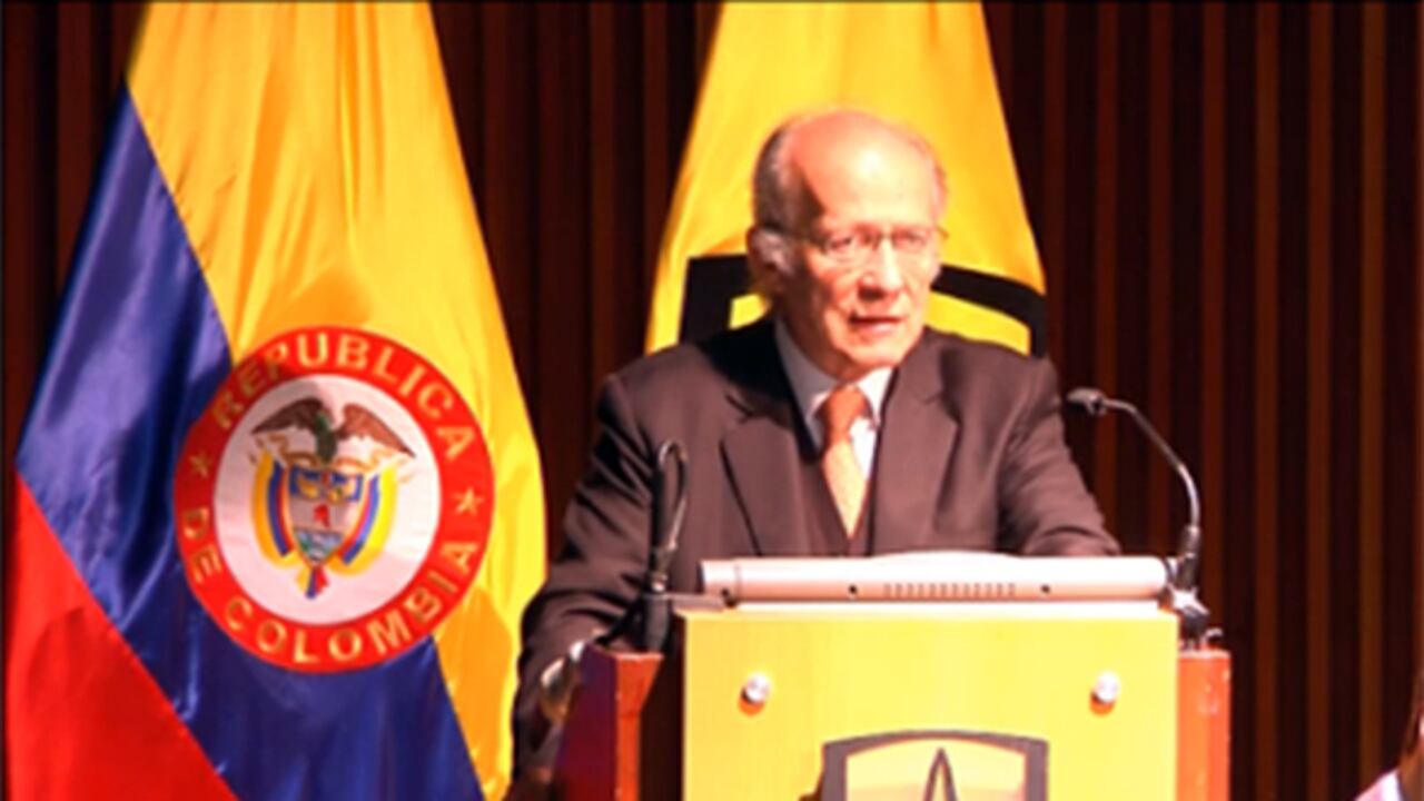 El exministro Manuel Rodríguez Becerra fue el encargado de moderar el debate.