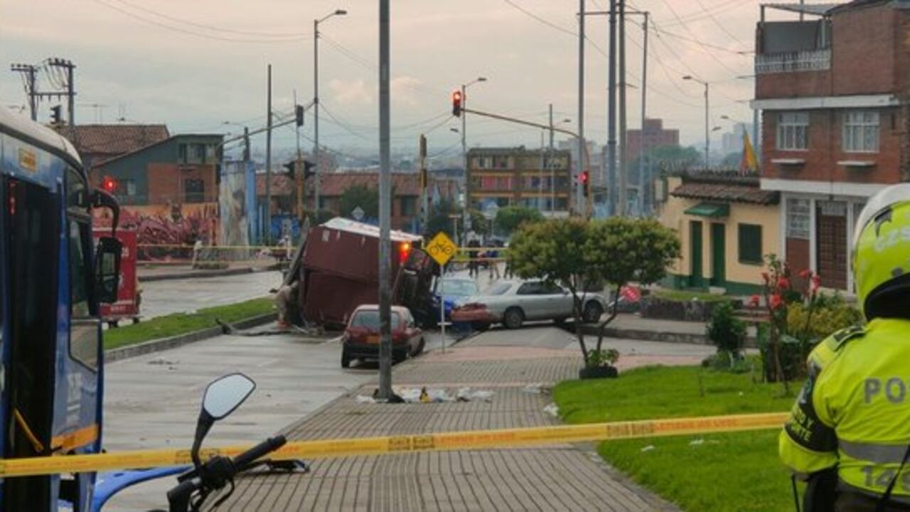 En el accidente, de acuerdo con lo reportado por el Cuerpo de Bomberos de Bogotá, se vieron involucrados seis vehículos, entre ellos, un bus del SITP.