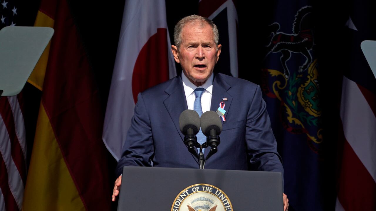 El expresidente George W. Bush habla en el Monumento Nacional del Vuelo 93 en Shanksville, Pensilvania, el sábado. 11 de septiembre de 2021, en el vigésimo aniversario de la 11, ataques de 2001. (AP Photo/Gene J. Puskar)