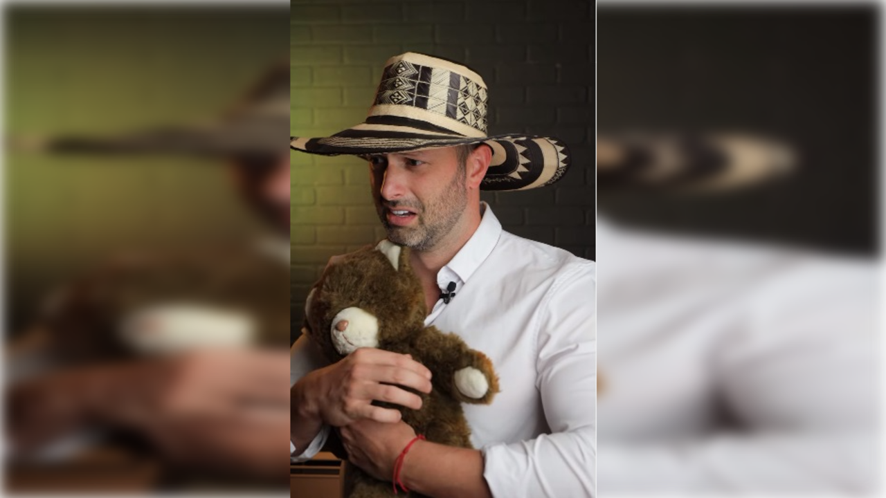 Gary, el gringo, interpretando vallenatos en inglés.