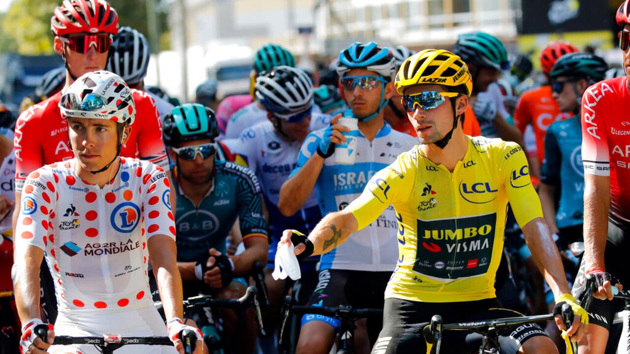 Roglic y Cosnefroy en el inicio de la etapa 15 del Tour de Francia.