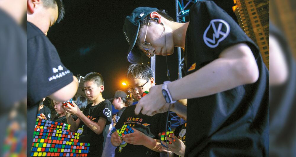 El cubo es tan popular que existe una asociación mundial encargada de organizar competencias. Hay personas que lo resuelven en menos de 10 segundos. 