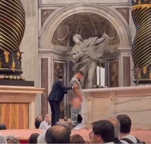 Hombre orinando en el Vaticano