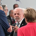 El presidente de Brasil, Luiz Inácio Lula da Silva (en el centro), gesticula mientras conversa con el canciller de Alemania, Friedrich Merz, y la directora gerente del FMI, Kristalina Georgieva