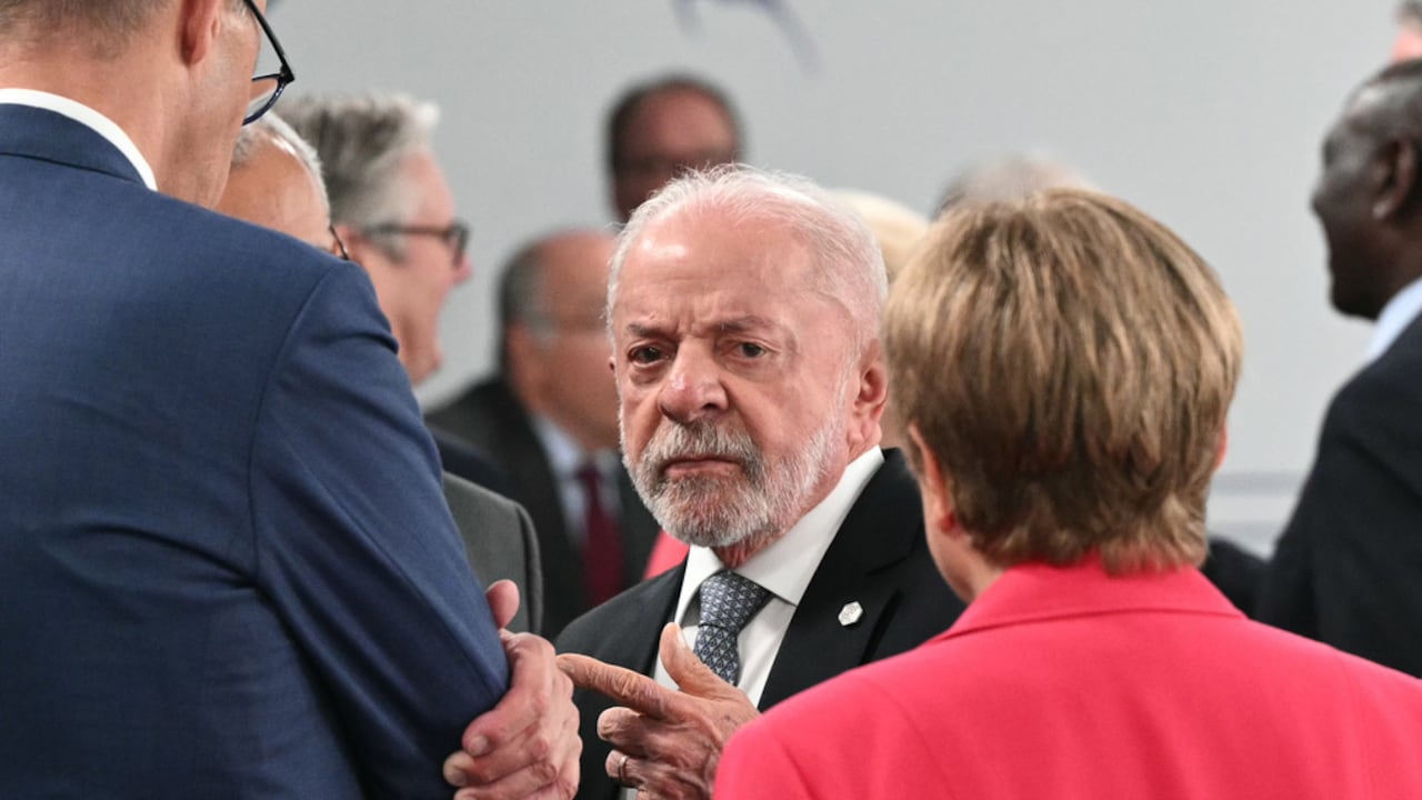 El presidente de Brasil, Luiz Inácio Lula da Silva (en el centro), gesticula mientras conversa con el canciller de Alemania, Friedrich Merz, y la directora gerente del FMI, Kristalina Georgieva.