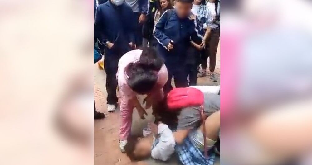 Una de las mamás de las estudiantes presenció la pelea y no hizo nada para separarlas.