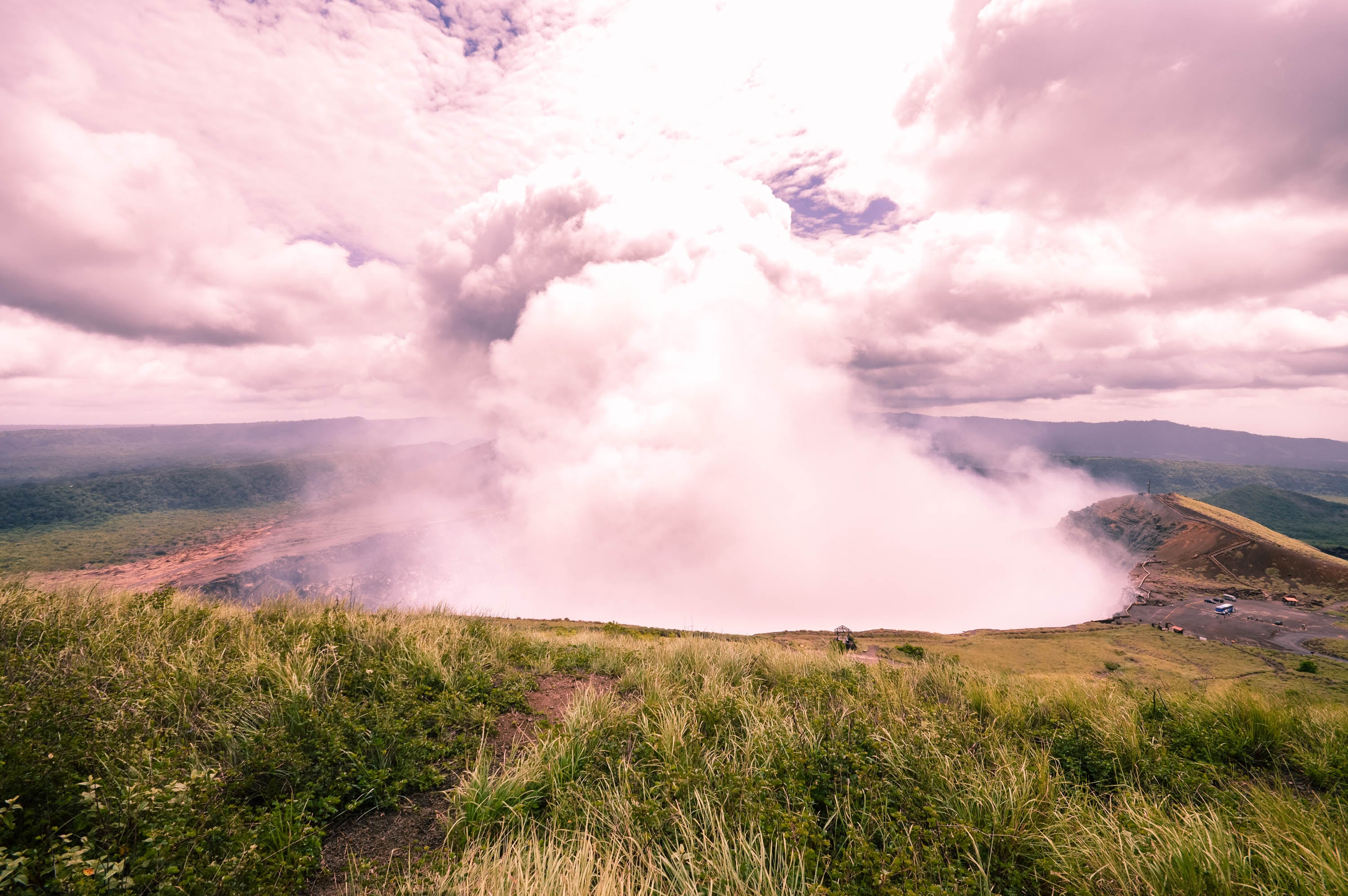 Un depósito de magma podría estar llenándose mientras otro pierde parte de su contenido.