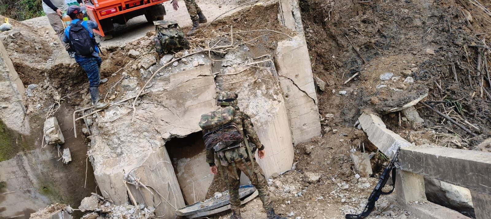 Los soldados se vieron obligados a ingresar a la vereda La Hacienda sin el acompañamiento de los vehículos blindados, mientras que la población busca escapar de los ametrallamientos.