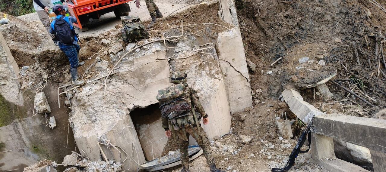 Los soldados se vieron obligados a ingresar a la vereda La Hacienda sin el acompañamiento de los vehículos blindados, mientras que la población busca escapar de los ametrallamientos.