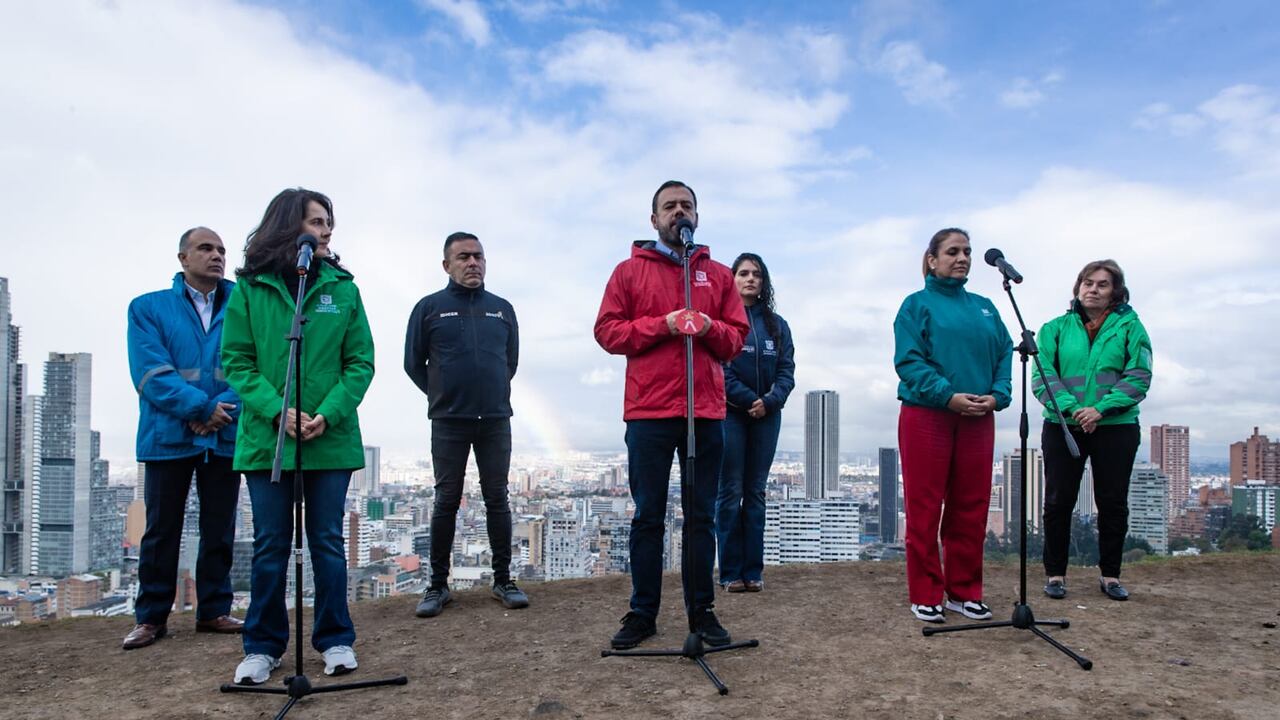 El alcalde Carlos Fernando Galán, en compañía de su equipo de gabinete, anunció medidas para enfrentar el fenómeno de La Niña en Bogotá