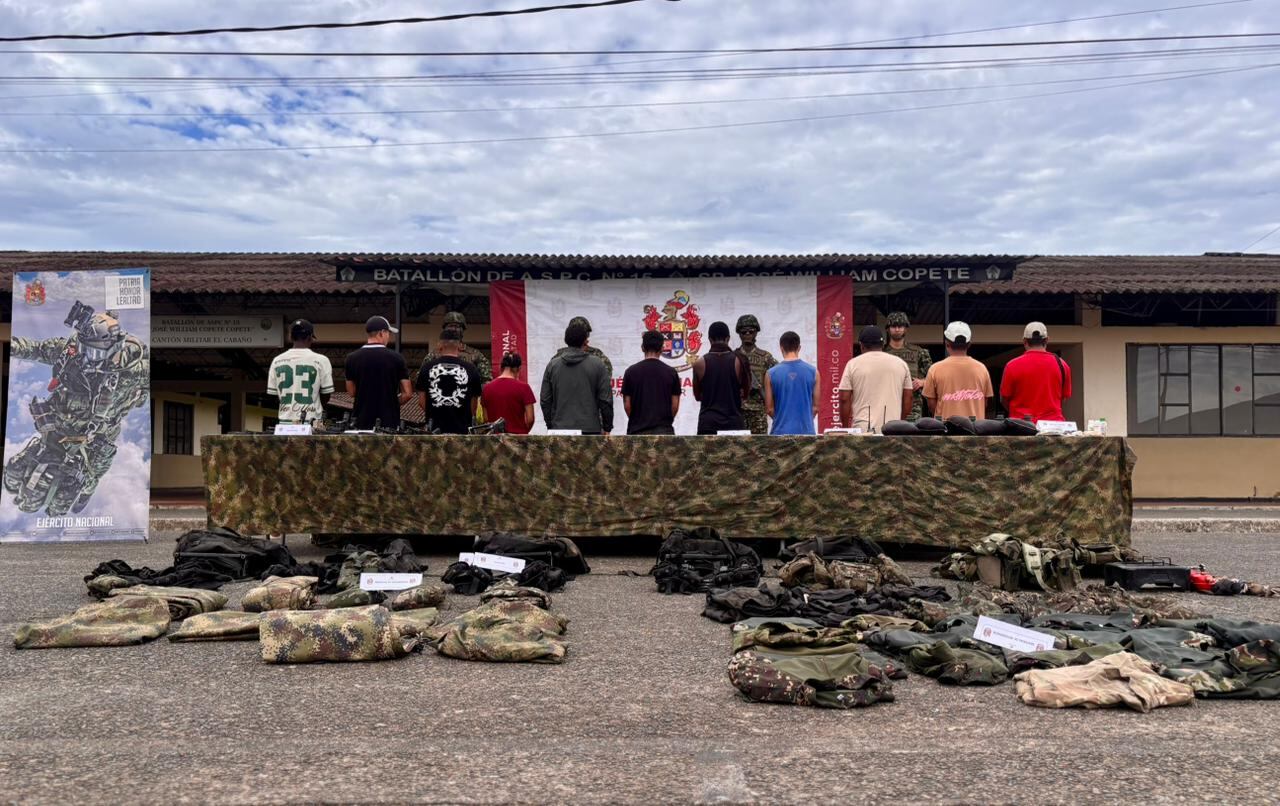 Ante el Ejército se entregaron 11 personas de alias Calarcá.