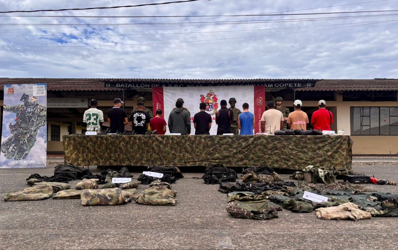 Ante el Ejército se entregaron 11 personas de alias Calarcá.