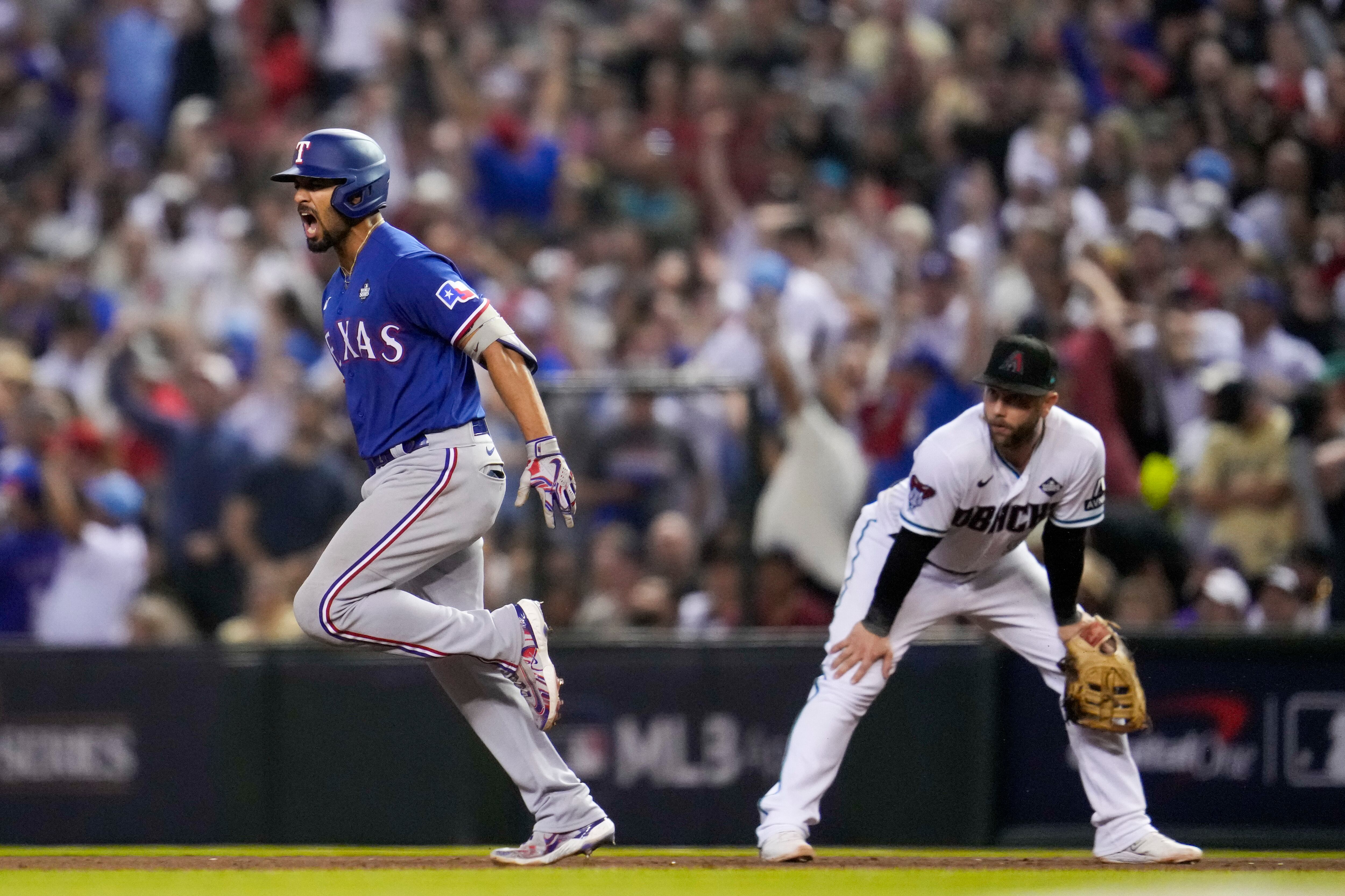 Marcus Semien celebra su jonrón de dos carreras contra los Diamondbacks de Arizona durante la novena entrada del quinto partido de la Serie Mundial de béisbol.