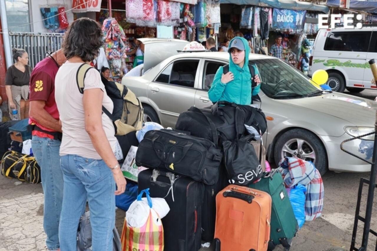La ciudadanía está feliz de poder pasar la frontera en transporte autorizado