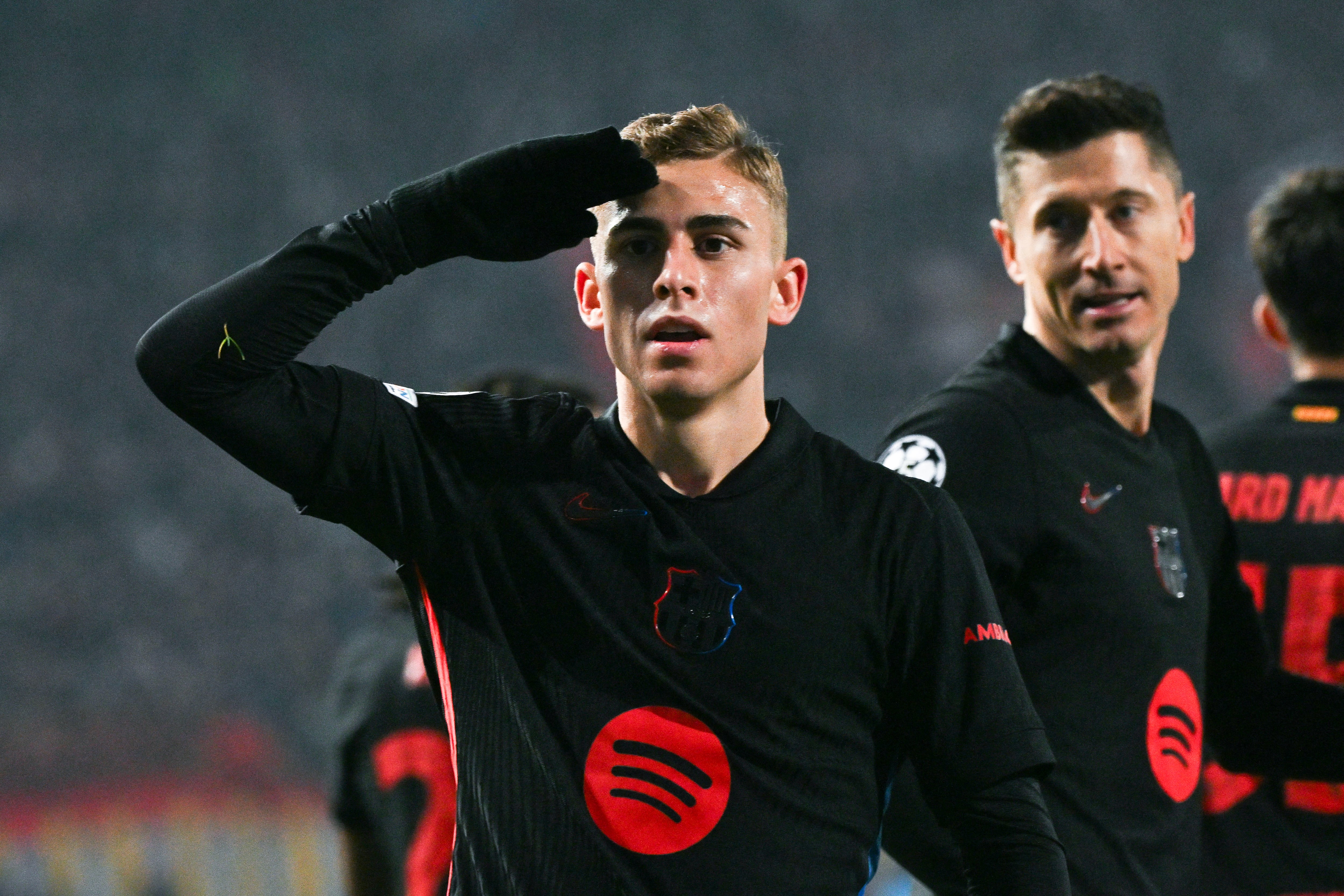 El centrocampista español del Barcelona #16 Fermín López celebra tras marcar un gol durante la Liga de Campeones de la UEFA.