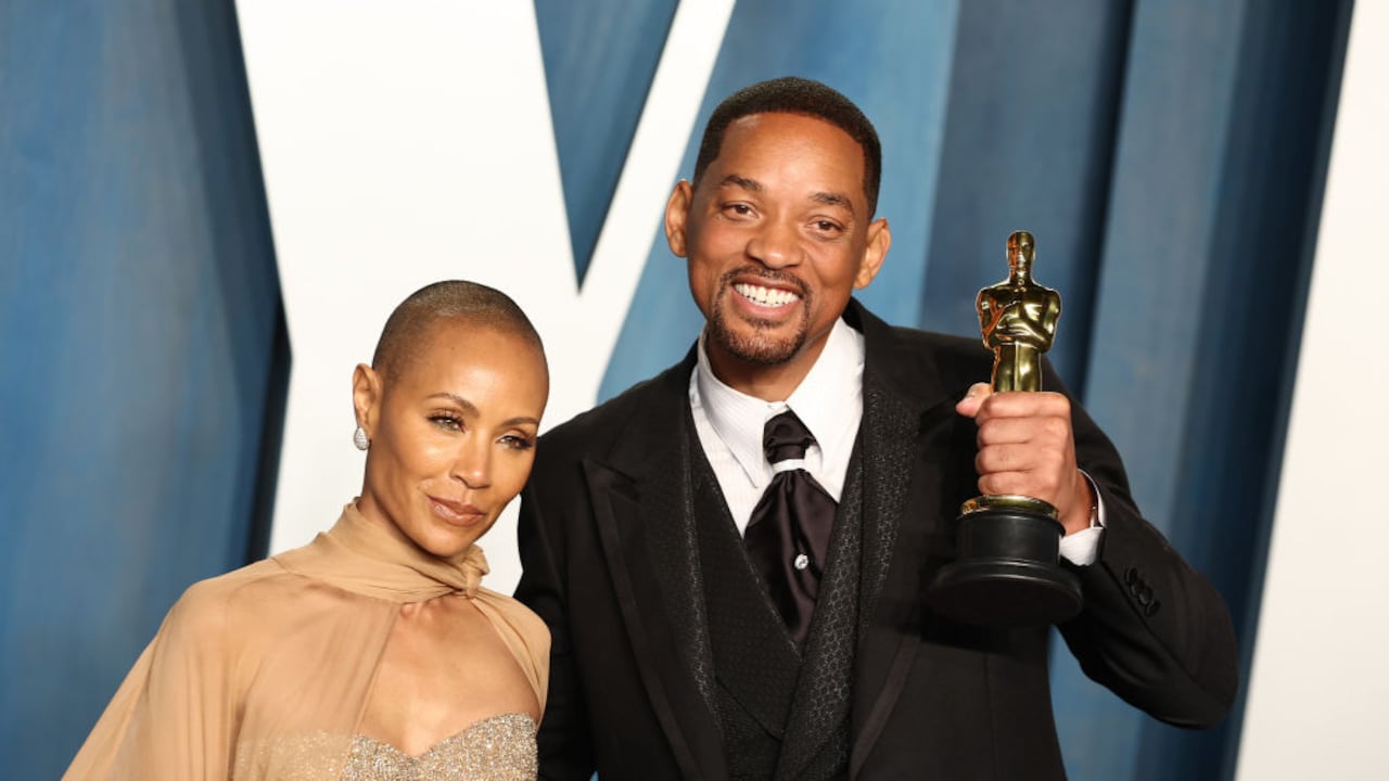 Jada Pinkett Smith y Will Smith asisten a la Fiesta de los Óscar de la Feria de la Vanidad 2022 organizada por Radhika Jones en el Centro Wallis Annenberg para las Artes Interpretativas el 27 de marzo de 2022 en Beverly Hills, California. (Foto por Arturo Holmes/FilmMagic)