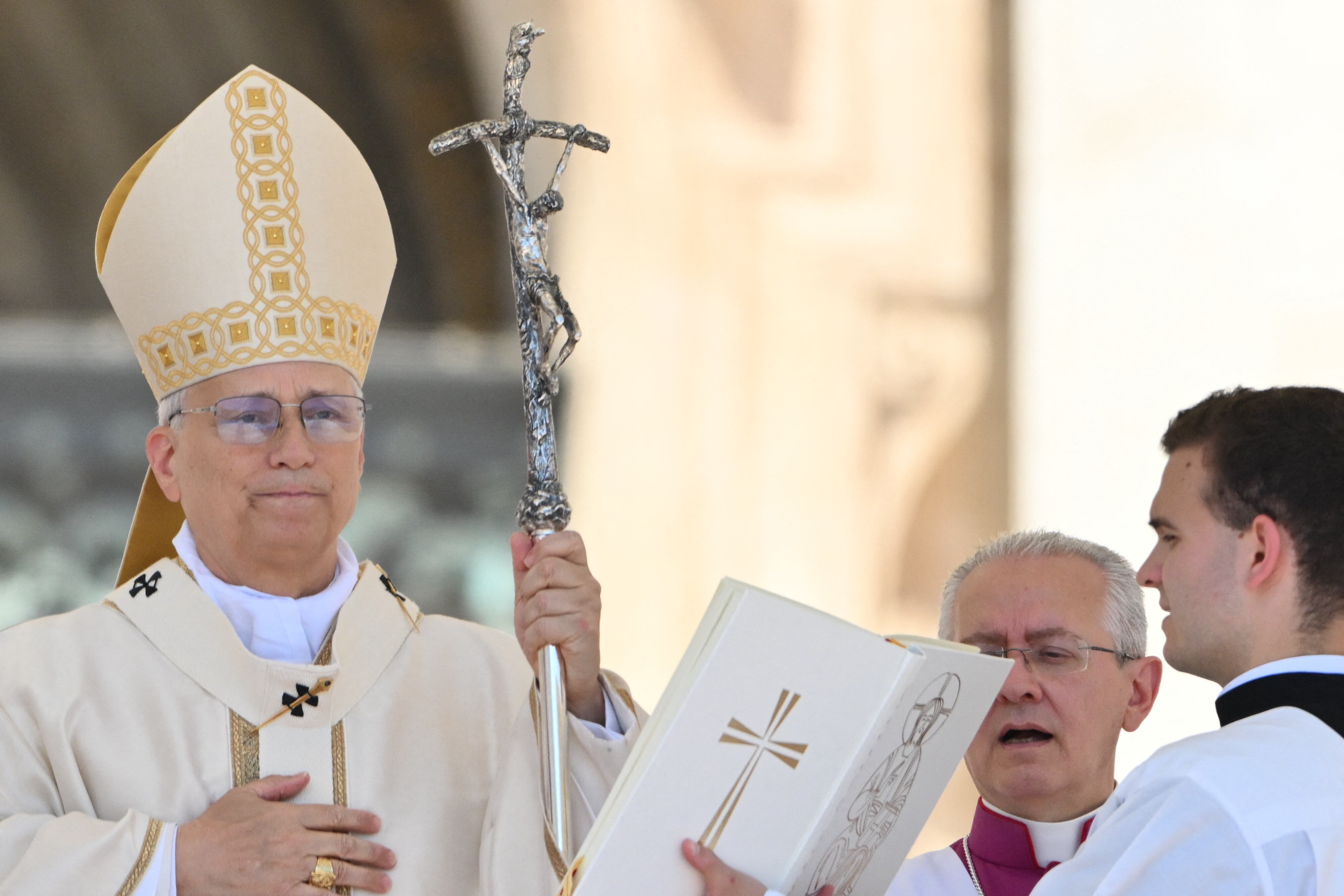 El Papa Leon XIV en la Plaza de San pedro frente a unos 45000 fieles que escucharon su homilía sobre la familia. (Photo by Alberto PIZZOLI / AFP)