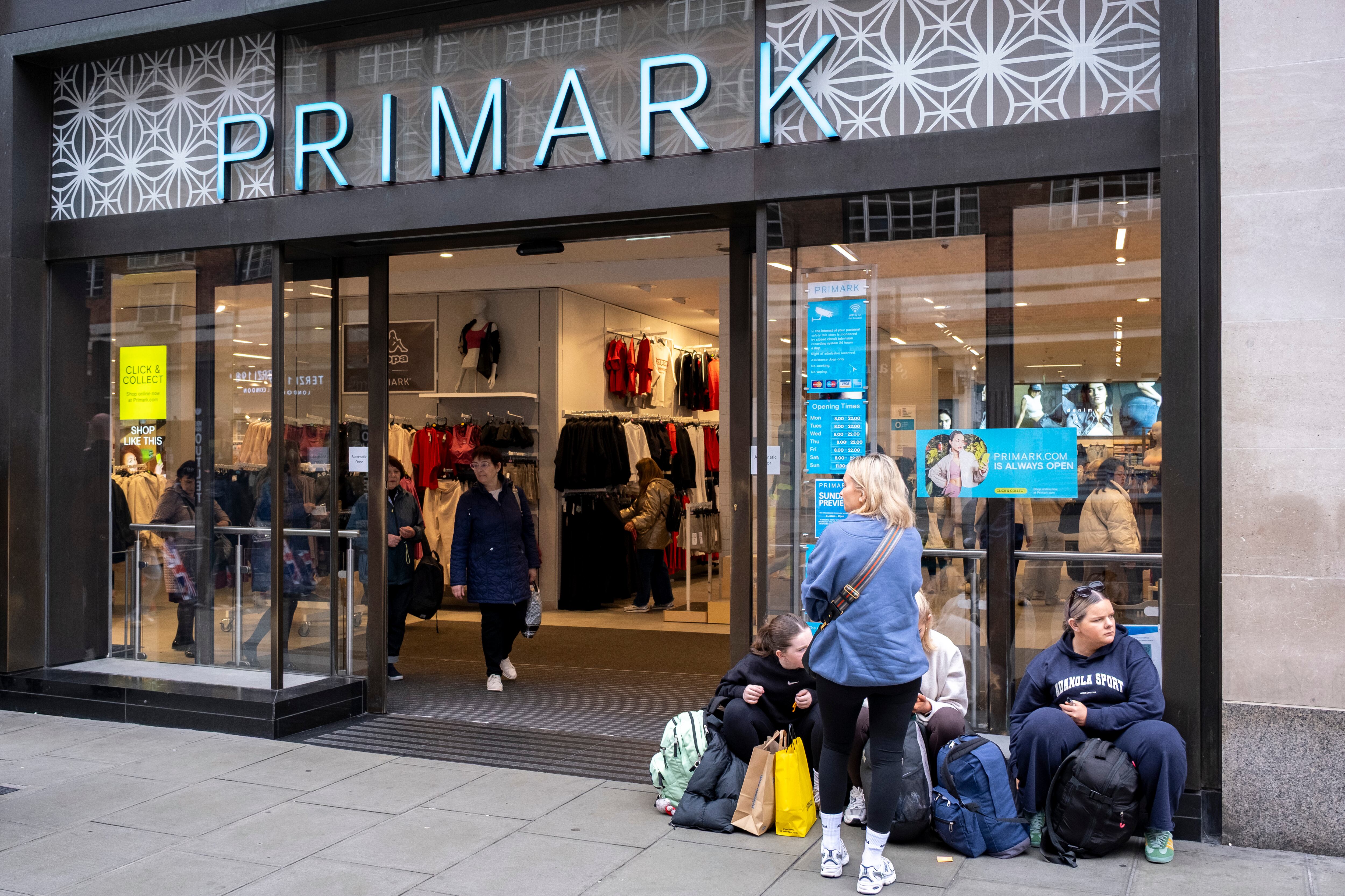 Oxford Street es un importante centro comercial en el West End de la capital y la calle comercial más concurrida de Europa, con alrededor de medio millón de visitantes diarios en sus aproximadamente 300 tiendas, la mayoría de las cuales son de moda y ropa de calle.