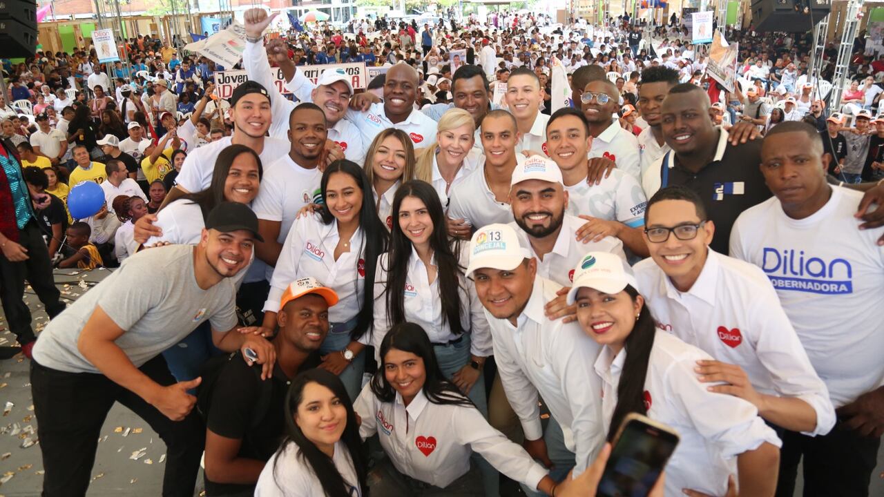 Dilian Francisca Toro recibiendo el apoyo de jóvenes y madres comunitarias