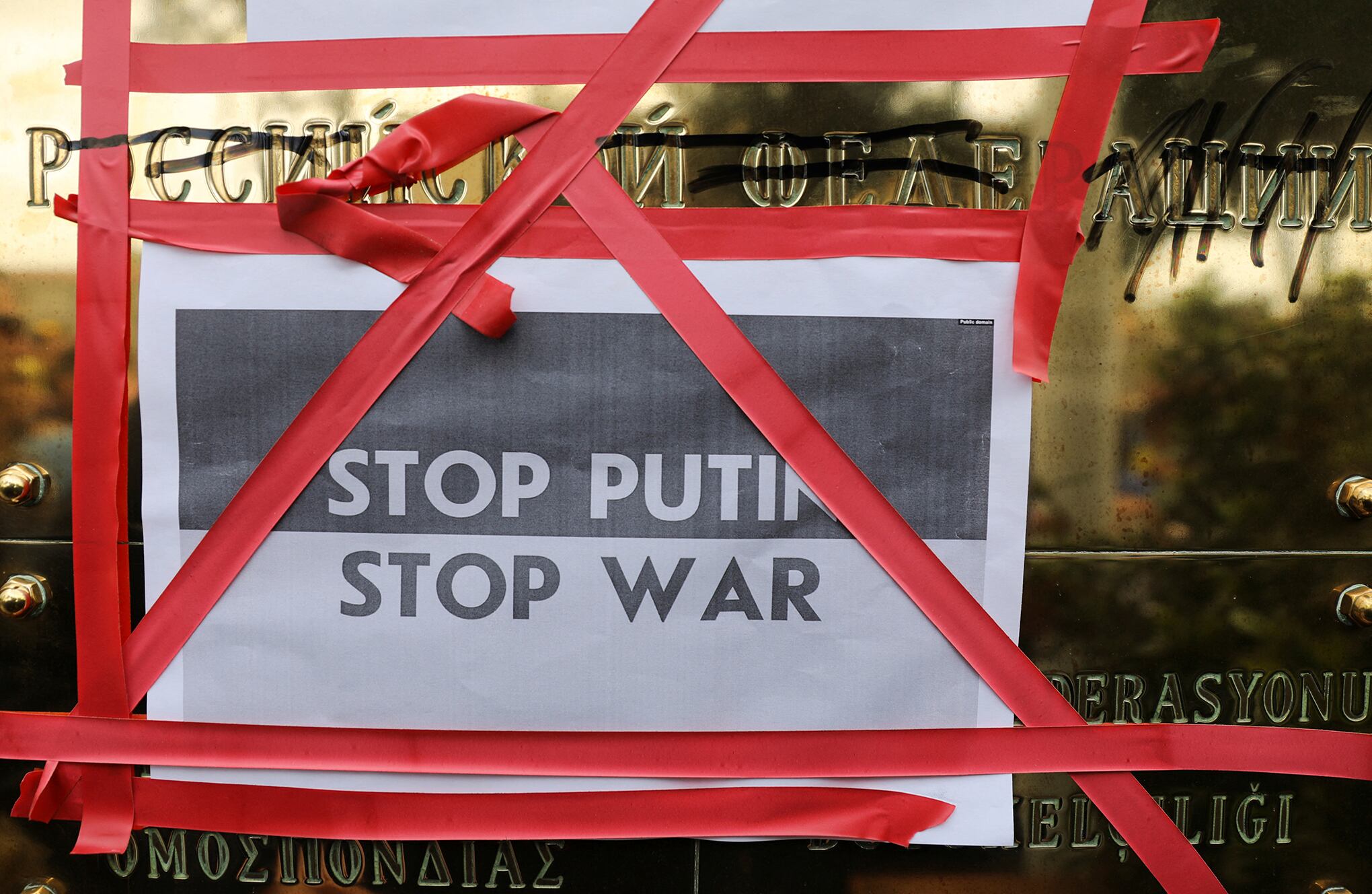 El mundo protesta contra la invasión rusa de Ucrania.