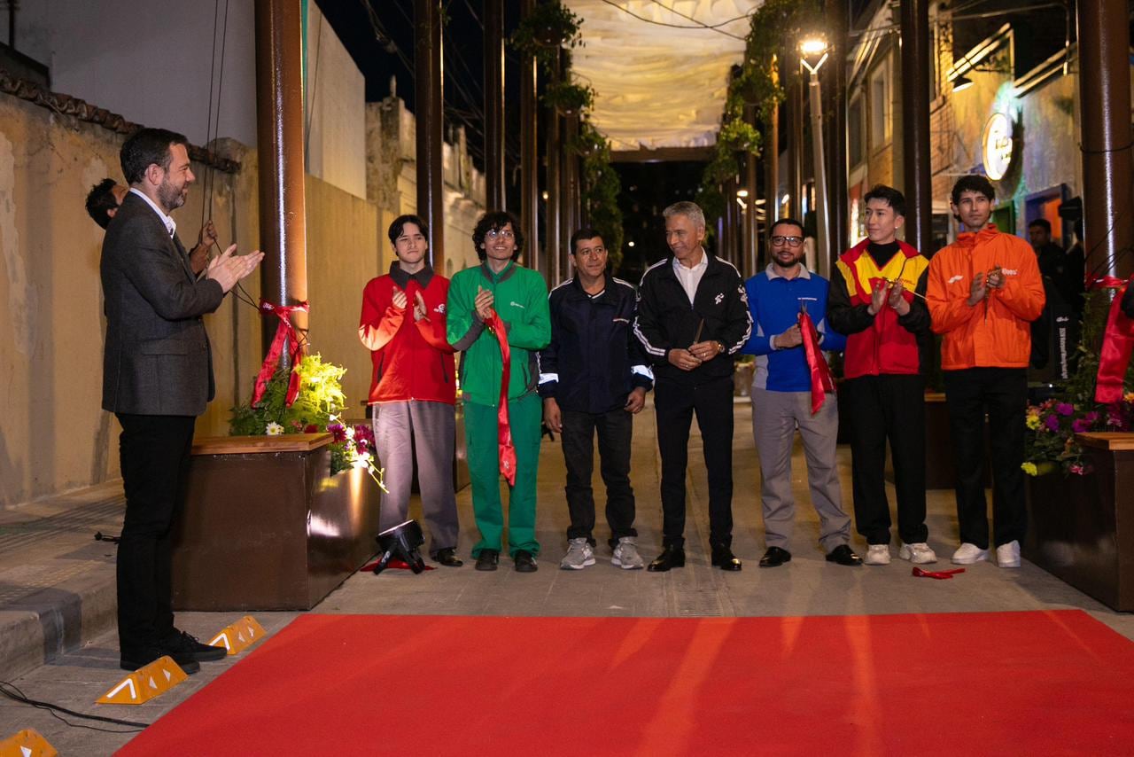 Inauguración de “La Calle del Mensajero” en Usaquén, un nuevo espacio urbano que rinde homenaje a los trabajadores de entrega que recorren a diario las calles de Bogotá.