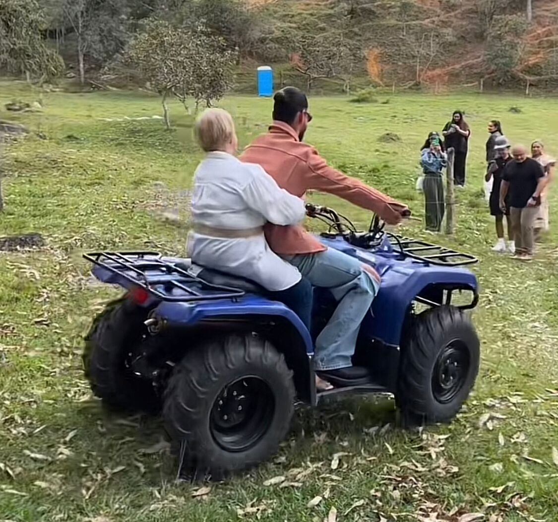 Este fue el excéntrico regalo que le dio Maluma a su mamá por su cumpleaños