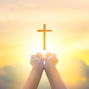 La oración incrementa la fe en Dios, según la cultura religiosa.