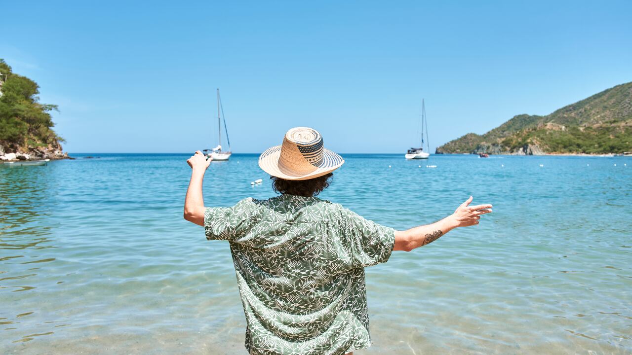 Hombre en la playa del Mar Caribe en Colombia, en Taganga, Santa Marta