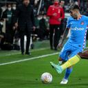 Atletico Madrid's Argentine forward Angel Correa (L) vies with Villarreal's Ecuadorian defender Pervis Estupinan during the Spanish league football match between Villarreal CF and Club Atletico de Madrid at La Ceramica stadium in Vila-real on January 9, 2022.
JOSE JORDAN / AFP