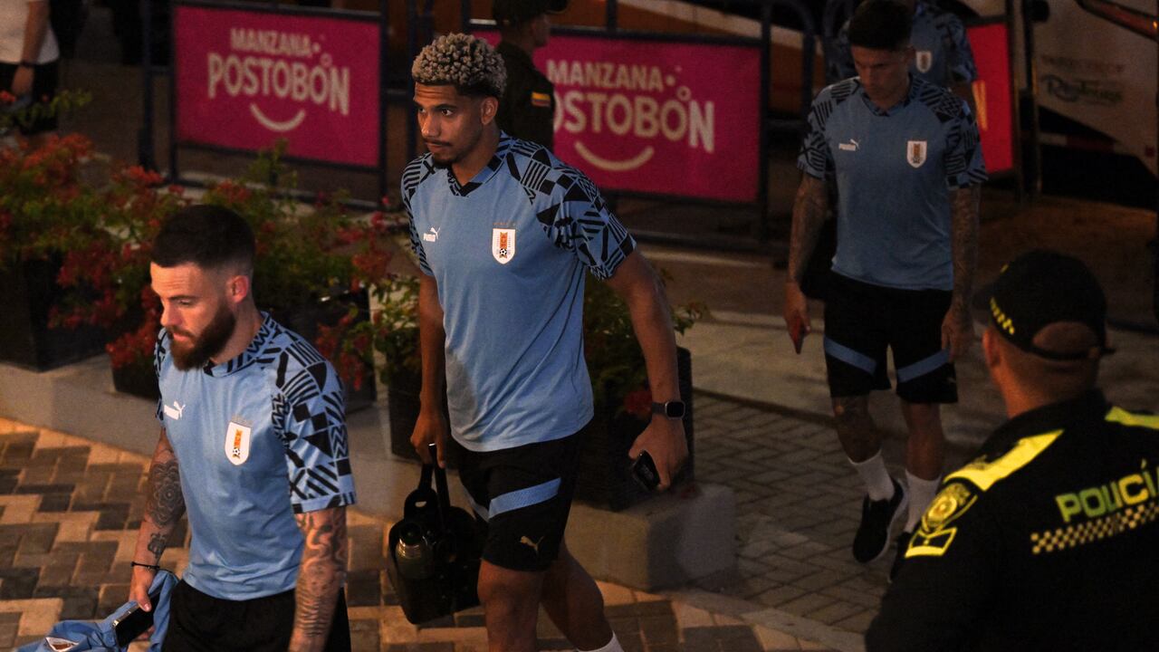 El mediocampista uruguayo Nahitan Nandez (i) y el defensor Ronald Araujo llegan a su hotel en Barranquilla, Colombia, el 11 de octubre de 2023, después de una sesión de entrenamiento en vísperas de su partido de fútbol de clasificación para la Copa Mundial de la FIFA 2026 contra Colombia