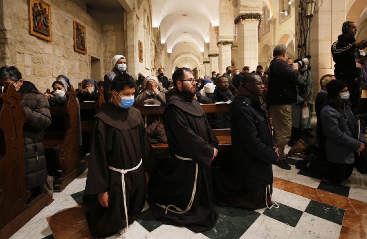 Los miembros del clero asisten a una misa navideña de medianoche en la Iglesia de la Natividad, en Belén, Cisjordania.