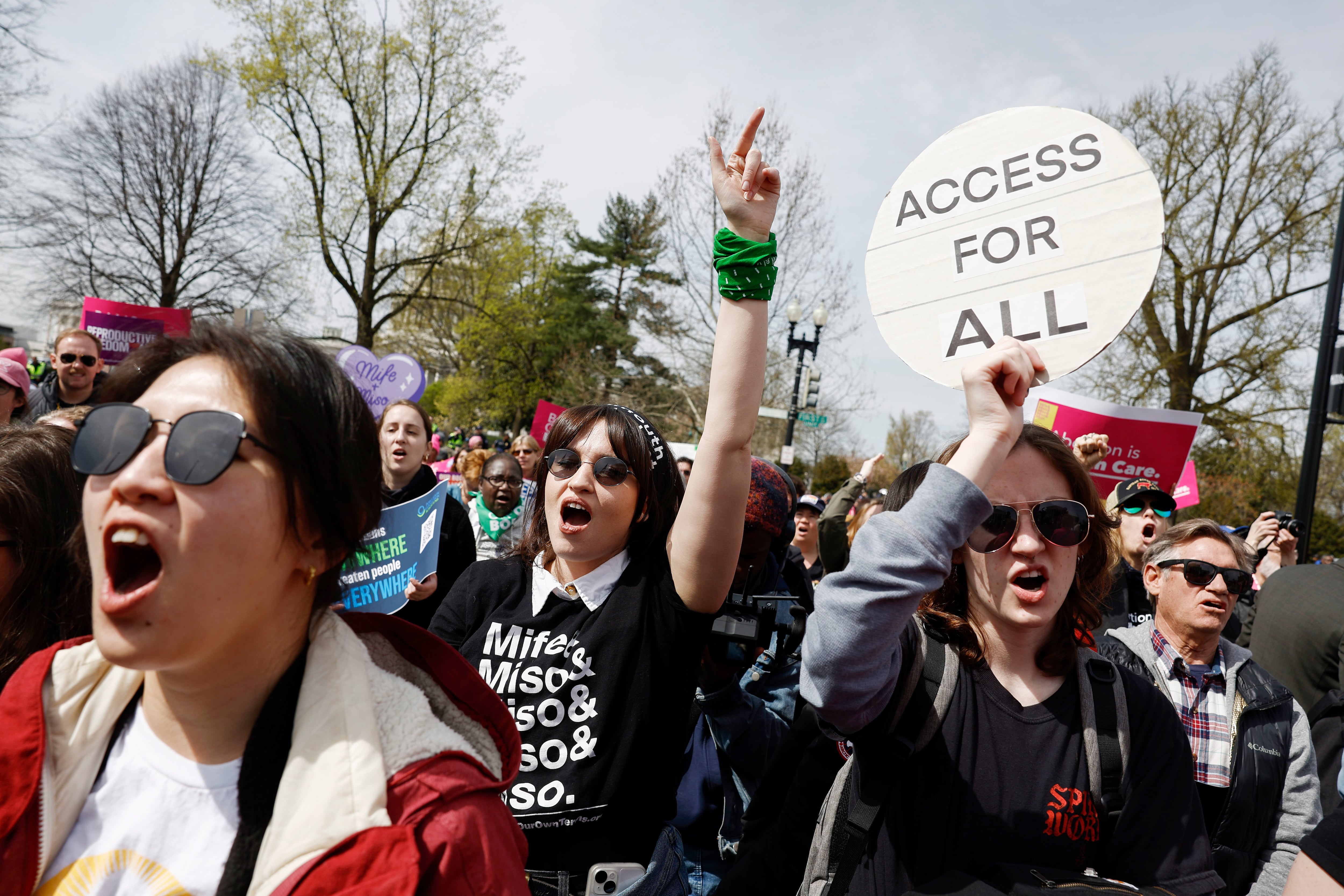 Los manifestantes participan en una manifestación por el derecho al aborto frente a la Corte Suprema mientras los jueces de la corte escuchan los argumentos orales en el caso de la Administración de Alimentos y Medicamentos de los Estados Unidos contra la Alianza para la Medicina Hipocrática el 26 de marzo de 2024 en Washington DC. El caso cuestiona la autorización legal de más de 20 años por parte de la FDA de la mifepristona, un medicamento abortivo de uso común.